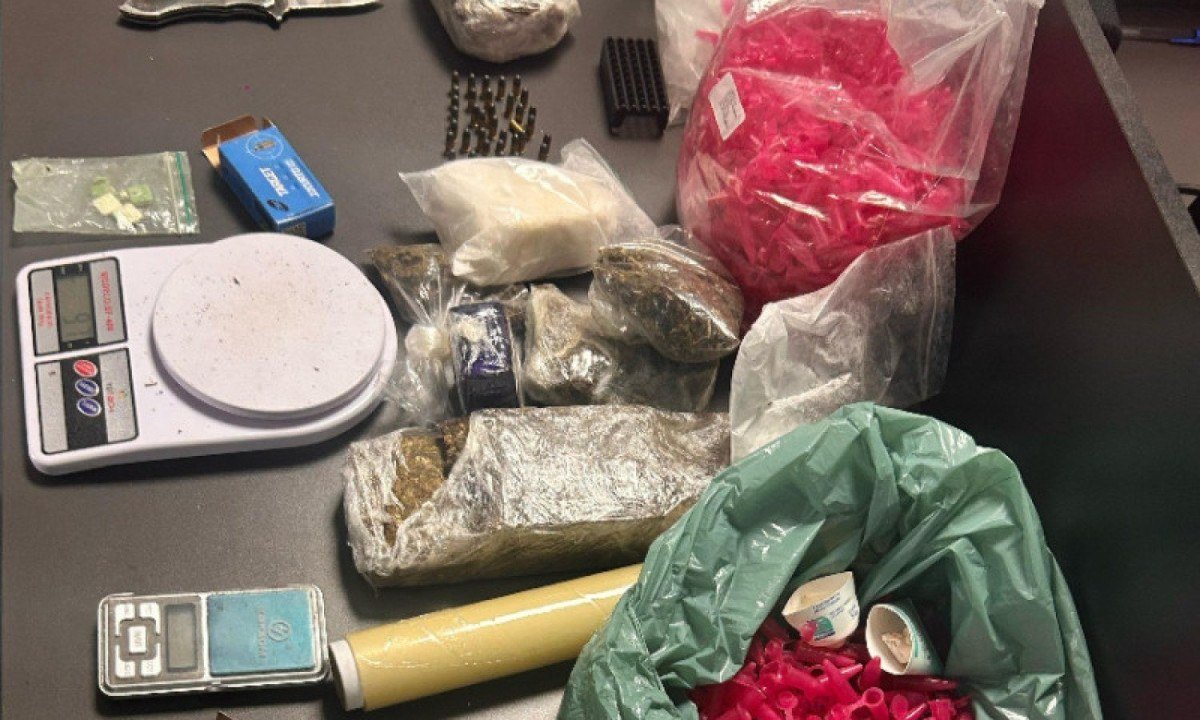 A Polícia Civil encontrou drogas, munições, dinheiro e itens utilizados no tráfico na casa do denunciado -  (crédito: Polícia Civil/Divulgação)