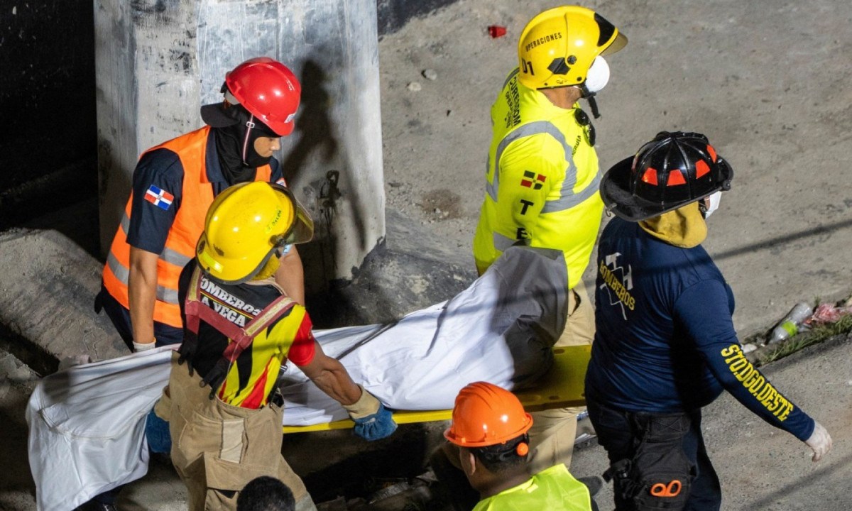 Equipes de resgate carregam em maca o corpo de uma das vítimas do desabamento na boate Jet Set, em Santo Domingo, na República Dominicana, em 8 de abril de 2025 Equipes de resgate carregam em maca o corpo de uma das vítimas do desabamento na boate Jet Set, em Santo Domingo, na República Dominicana, em 8 de abril de 2025