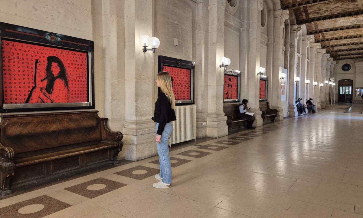 Caça às palavras, de Márcia Charnizon, na Sorbonne Art Gallery, em Paris - (crédito: Leo Lara/Divulgação) Caça às palavras, de Márcia Charnizon, na Sorbonne Art Gallery, em Paris - (crédito: Leo Lara/Divulgação)