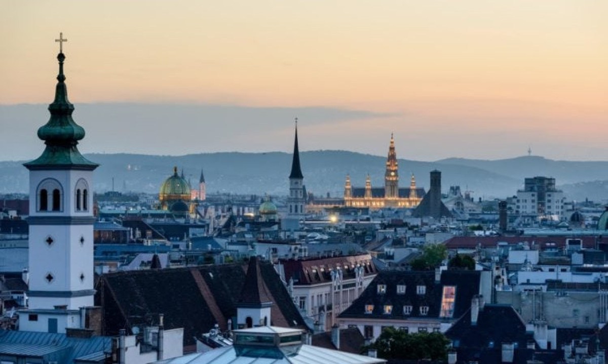 1º) Viena, Áustria: Em primeiro no ranking ficou a capital da Áustria, uma cidade conhecida por sua rica história e cultura, sendo um importante centro de música clássica, arte e arquitetura. - (crédito: Jacek Dylag Unsplash) 1º) Viena, Áustria: Em primeiro no ranking ficou a capital da Áustria, uma cidade conhecida por sua rica história e cultura, sendo um importante centro de música clássica, arte e arquitetura. - (crédito: Jacek Dylag Unsplash)
