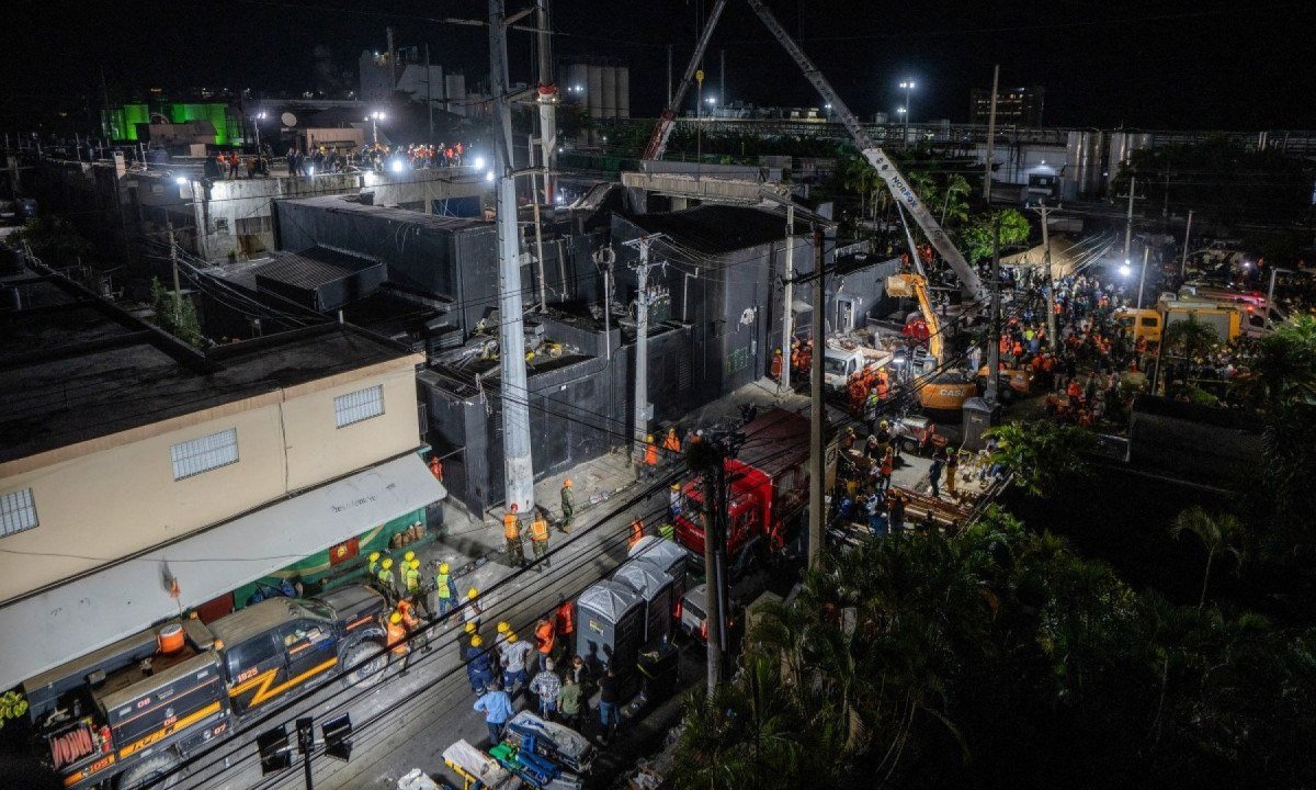 Equipes de resgate trabalham na boate Jet Set após o desabamento do teto em Santo Domingo em 8 de abril de 2025 -  (crédito:  Francesco SPOTORNO / AFP)