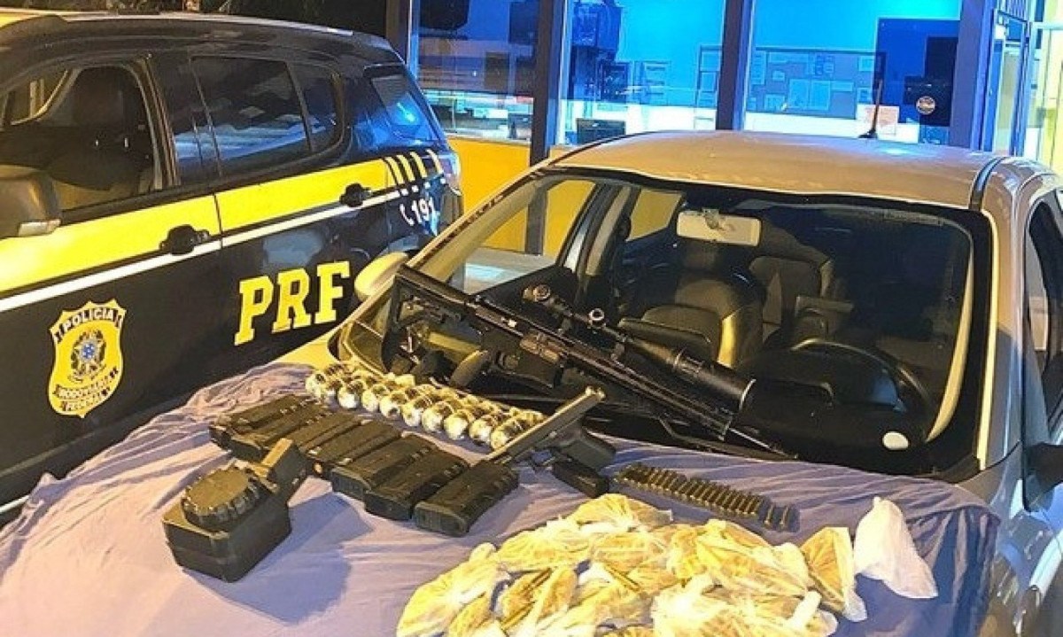 PRF apreende granadas, fuzil e muni&ccedil;&otilde;es em Campos dos Goytacazes -  (crédito: PRF/Divulga&ccedil;&atilde;o)