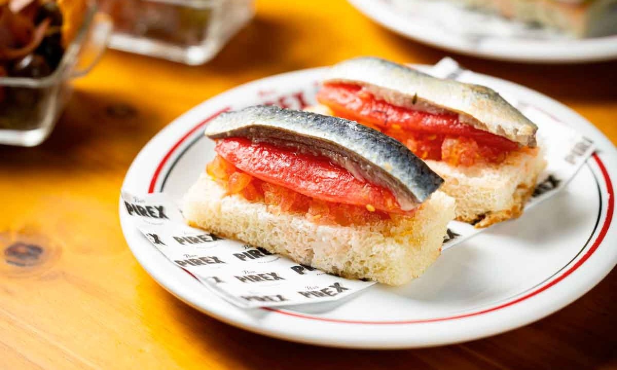 Torrada de focaccia com sardinha é uma das novidades do Bar Pirex, na Galeria São Vicente
- (crédito: Victor Schawner/Divulgação) Torrada de focaccia com sardinha é uma das novidades do Bar Pirex, na Galeria São Vicente
- (crédito: Victor Schawner/Divulgação)