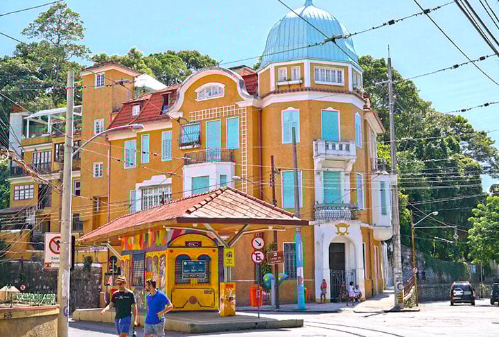 O New York Times chega a dizer que Santa Teresa é a "Montmartre carioca", comparando o bairro da região central do Rio com o boêmio e charmoso bairro de Paris onde ficam a Basílica de Sacré-Couer e o cabaré Moulin Rouge, e que concentra um grande número de artistas de rua. 