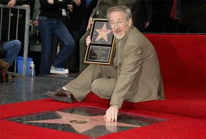 Para a inclusÃ£o da estrela, ainda Ã© necessÃ¡rio pagar uma taxa de US$ 75 mil (cerca de R$ 410 mil na cotaÃ§Ã£o atual) destinada a custear a obra. Com frequÃªncia, o valor Ã© pago por fÃ£s ou grupos empresariais ligados ao homenageado. 
