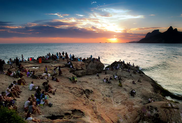 Sexta-feira (17h30): Ver o pôr do sol no Arpoador. A paisagem é tão linda que criou-se a tradição de aplaudir esse momento em que o sol se põe. 