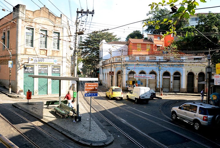 Sábado (15h) - ear por Santa Teresa. O jornal aponta o bairro como o mais atraente da cidade, por onde a um bonde que transporta moradores e turistas há décadas. 
