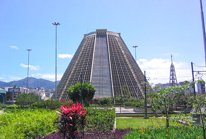 E na mesma faixa de horÃ¡rio de Santa Teresa, visitar a Catedral Metropolitana, perto da Lapa. Inaugurada em 1979, fica na Avenida Chile.  