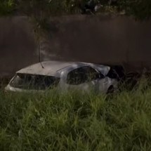 BH: carro desgovernado atinge motociclista e cai em córrego - Reprodução/Redes sociais