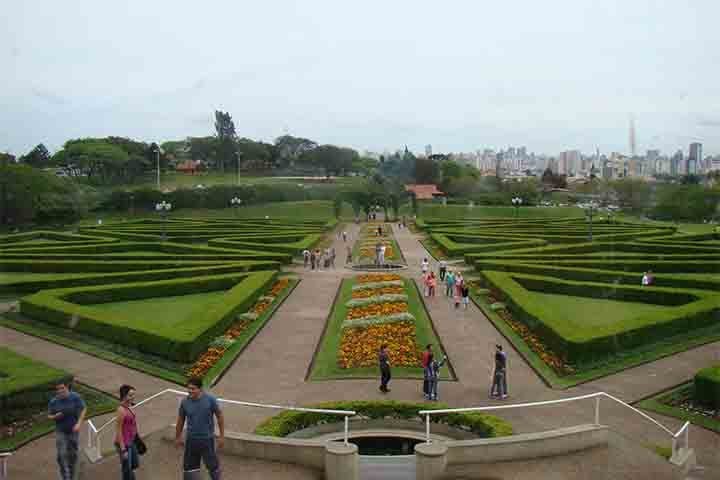 Versões de pedra nórdica alinham-se nas margens do Mar Báltico, enquanto padrões de labirinto conhecidos como Chakra Vyuha ("Formação de Roda Giratória") estão inscritos nas paredes dos templos indianos. A arte tribal dos nativos americanos inclui o icônico padrão Tohono O'odham ("Homem no Labirinto").