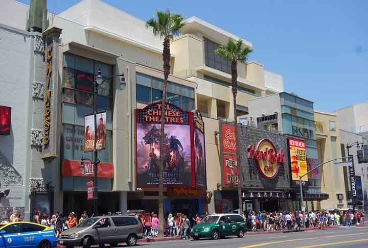 Outro requisito para ter o nome eternizado em Hollywood é que o candidato faça algum trabalho filantrópico, seja no seu país de origem ou em outra localidade. 
