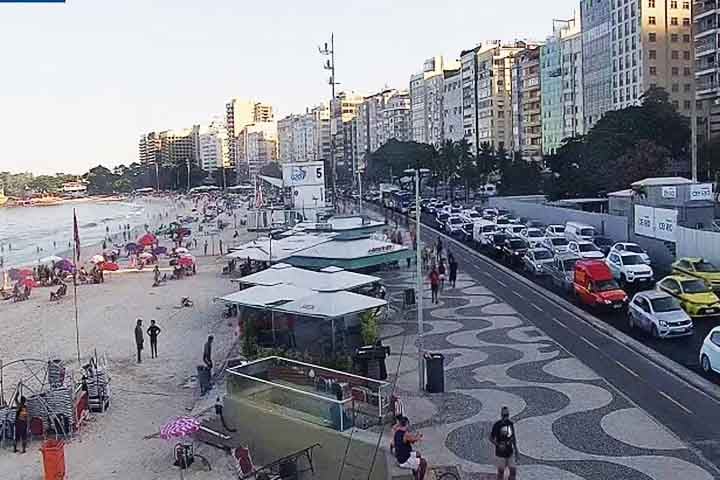 Na publicação, houve uma crítica sobre a insegurança e o cheio de esgoto na "via que sai do aeroporto" (a Linha Vermelha), mas elogios à beleza e à variedade cultural da cidade.