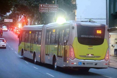 ônibus em circulação no Centro de BH: proximidade de uma nova licitação, prevista para 2028, ajuda a reduzir o ânimo dos empresários em comprar novos veículos -  (crédito: Marcos Vieira/EM/D.A Press)