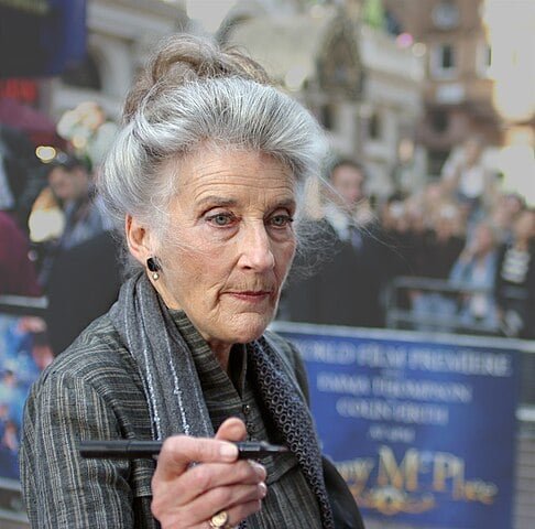 Phyllida Law - 92 anos - A atriz trabalhou extensivamente na televisão, incluindo aparições em "Dixon of Dock Green", "Rumpole of the Bailey" e na adaptação de 1972 do conto de Lorde Peter Wimsey: "The Unpleasantness at the Bellona Club".