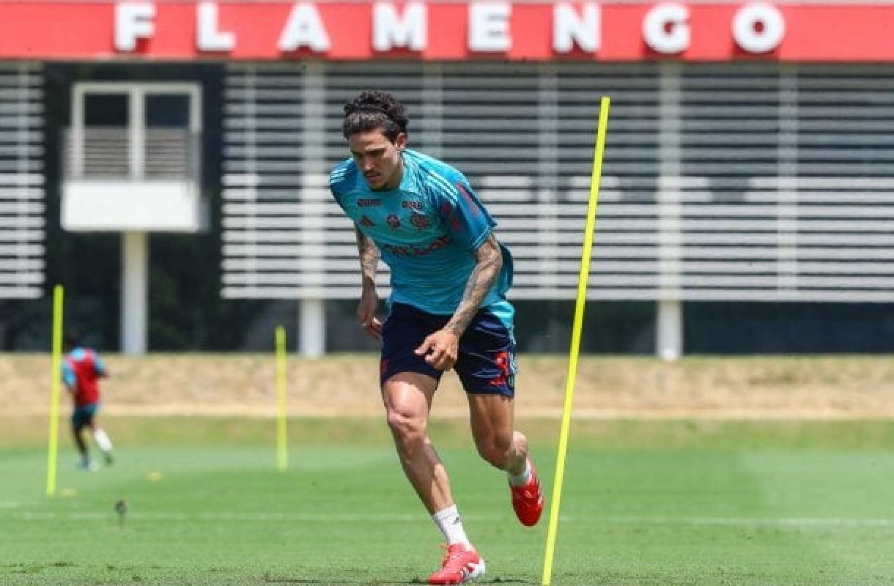 Pedro volta a ser relacionado no Flamengo após sete meses de grave lesão