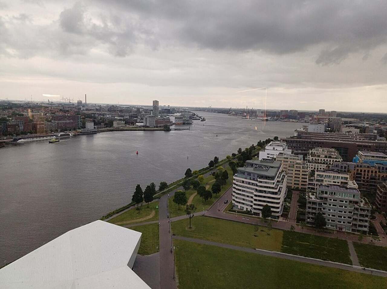A'DAM Lookout - Descrição: Inaugurado em 2016, o A'DAM Lookout é um mirante panorâmico no topo da Torre A'DAM, oferecendo vistas espetaculares de Amsterdã e atividades como o balanço sobre o precipício - Localização: Overhoeksplein 5, no lado norte do rio IJ - Referências Históricas: A torre foi originalmente construída nos anos 1970 e serviu como sede da Shell antes de sua transformação em um centro de entretenimento-Quahadi/Wikimedia Commons