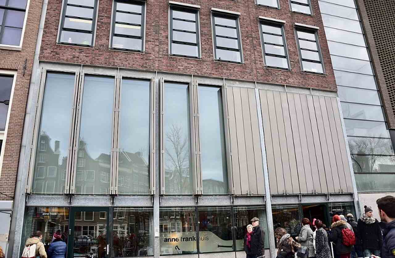 Casa de Anne Frank (Anne Frank Huis) - Descrição: Este museu, inaugurado em 1960, preserva o esconderijo onde Anne Frank escreveu seu famoso diário durante a Segunda Guerra Mundial. O local é um poderoso memorial ao Holocausto - Localização: Prinsengracht 263-267 - Referências Históricas: Anne Frank viveu escondida aqui de 1942 a 1944-Ank Kumar/Wikimedia Commons