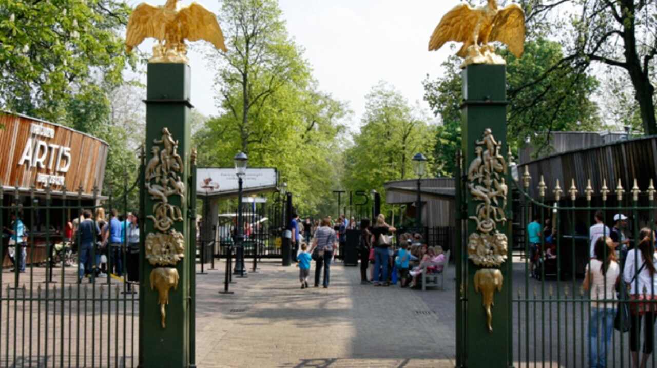 Artis Royal Zoo (Natura Artis Magistra) - Descrição: Fundado em 1838, o Artis é o zoológico mais antigo dos Países Baixos, com belos jardins, aquário, planetário e mais de 900 espécies de animais - Localização: Plantage Kerklaan 38-40 - Referências Históricas: O zoológico foi estabelecido durante o auge do colonialismo holandês, refletindo o interesse da época pela fauna exótica-Dejonkheer/Wikimedia Commons