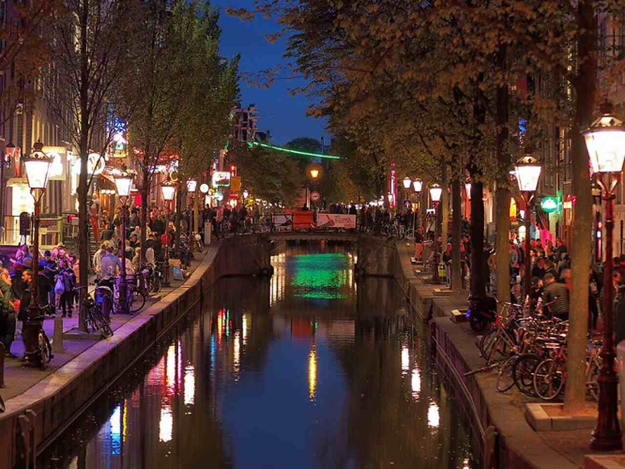 Canais de Amsterdã (Grachten) - Descrição: Construídos durante o Século de Ouro Holandês no século XVII, os canais de Amsterdã são um sistema de 165 vias fluviais que circundam a cidade e são Patrimônio Mundial da UNESCO desde 2010 - Localização: Ao redor do centro da cidade - Referências Históricas: Os canais foram construídos para facilitar o transporte e drenagem, moldando o desenvolvimento urbano de Amsterdã-Dmitry Djouce/Wikimedia Commons