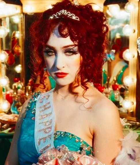 Natural do Missouri (EUA), Chappell Roan ganhou destaque na indústria musical com seu álbum "The Rise and Fall of a Midwest Princess" (2023), que recebeu aclamação da crítica.
