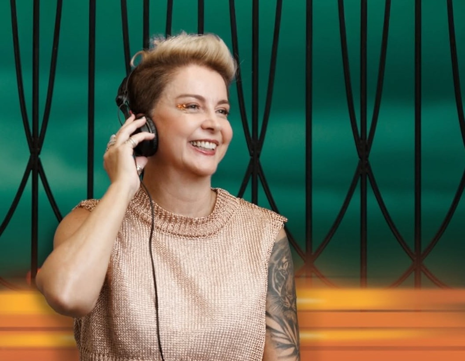 Dri Wild é atração de sexta-feira (11/4) no Seu Bias DJ Dri Wild sorri e segura o fone de ouvido