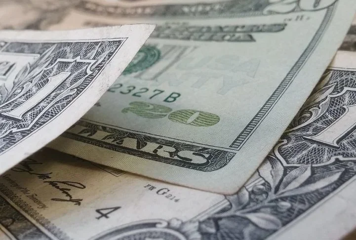 Dólar recua para R$ 5,39 e bolsa sobe após governo reduzir bloqueio