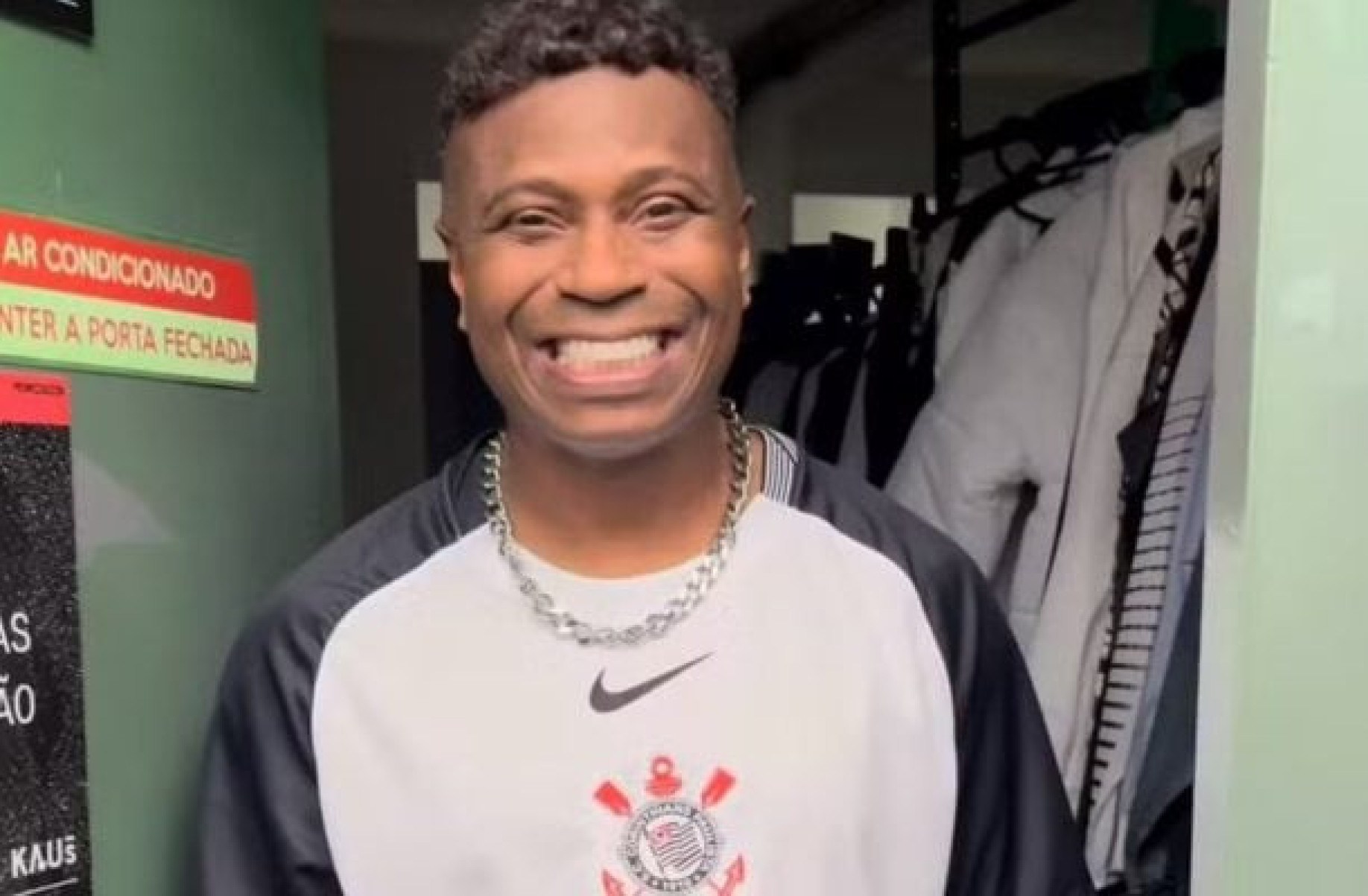 Edílson Capetinha aparece com nova camisa do Corinthians
