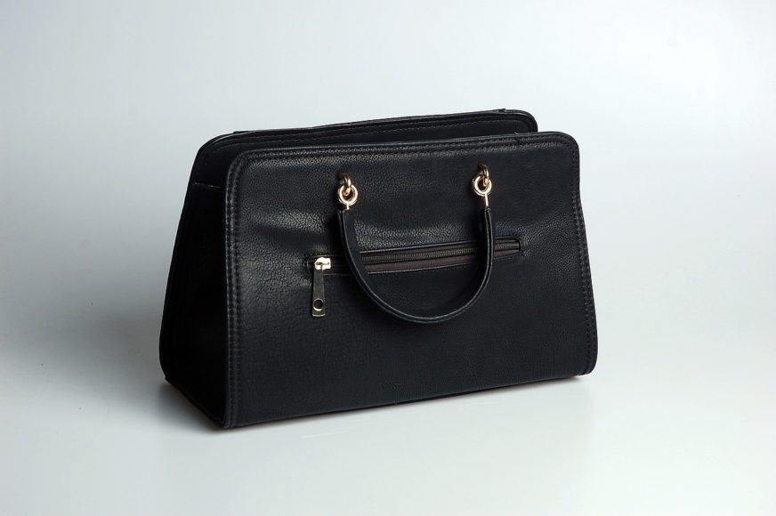“Existem bolsas grandes, bolsas normais e bolsas pequenas, mas esta é a palavra final na miniaturização das bolsas”, anunciou o coletivo em uma postagem na internet. 