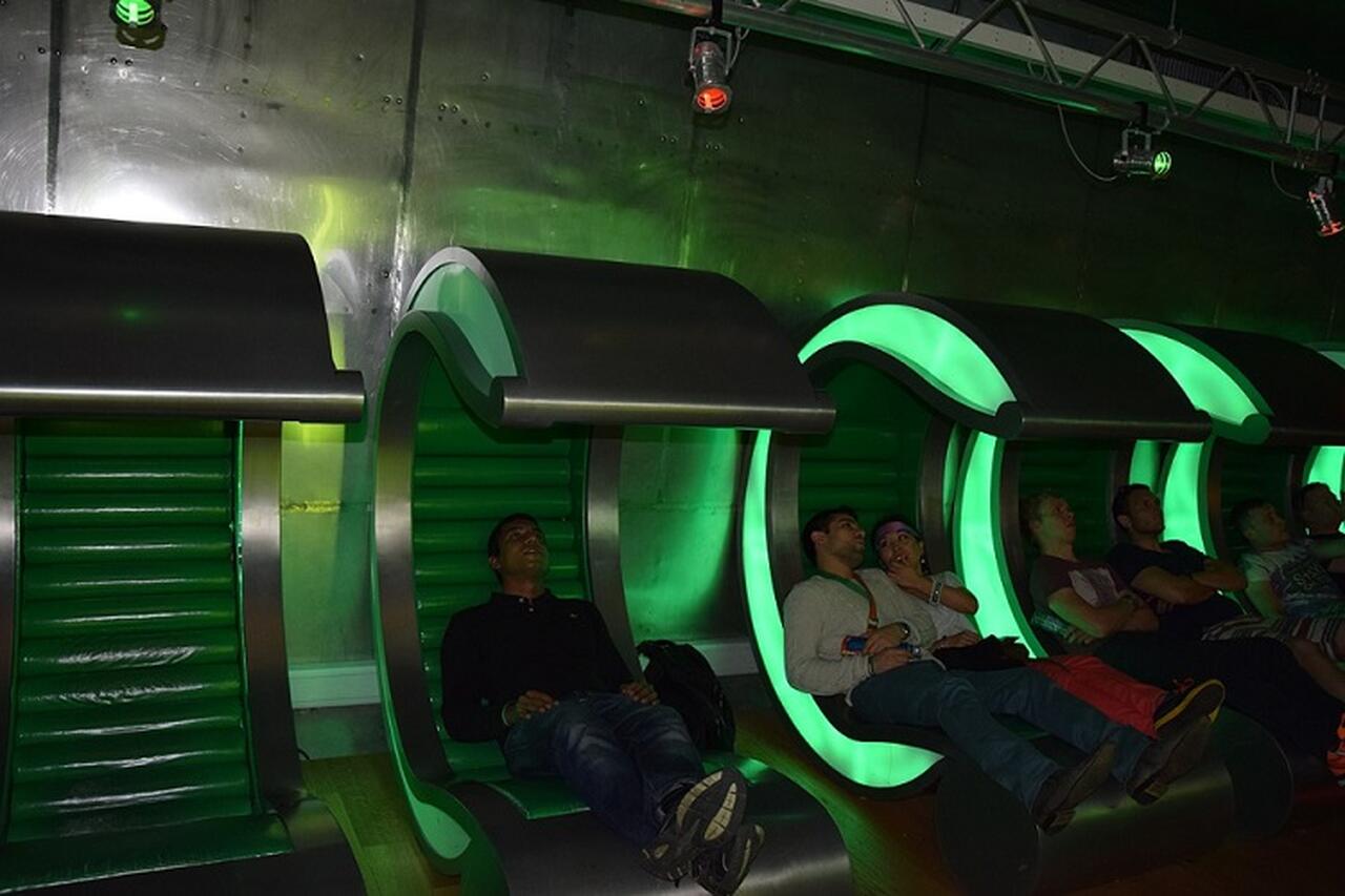 Heineken Experience - Descrição: Localizada na antiga fábrica da Heineken, inaugurada em 1867, a Heineken Experience é um museu interativo que oferece uma visão dos 150 anos de história da cervejaria mais famosa da Holanda - Localização: Stadhouderskade 78 - Referências Históricas: Heineken é uma das cervejarias mais antigas e renomadas do mundo-Ank kumar/Wikimedia Commons