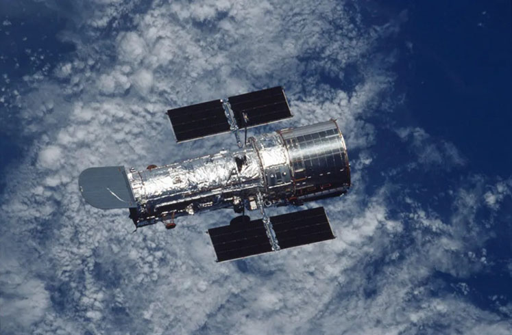 O Hubble foi responsÃ¡vel por milhares de descobertas no universo. Ele identificou planetas fora do Sistema Solar e estudou as atmosferas de luas como GanÃ­medes e Europa. 
