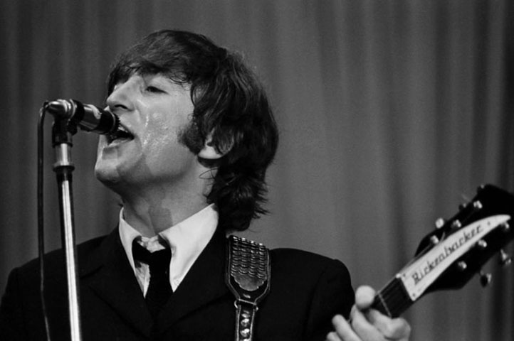 Quando o ex-Beatle John Lennon perdeu um dente, os dentistas resolveram guardar a “relíquia” para vendê-la depois. E deu certo. O “objeto” foi arrematado por US$ 31,2 mil!