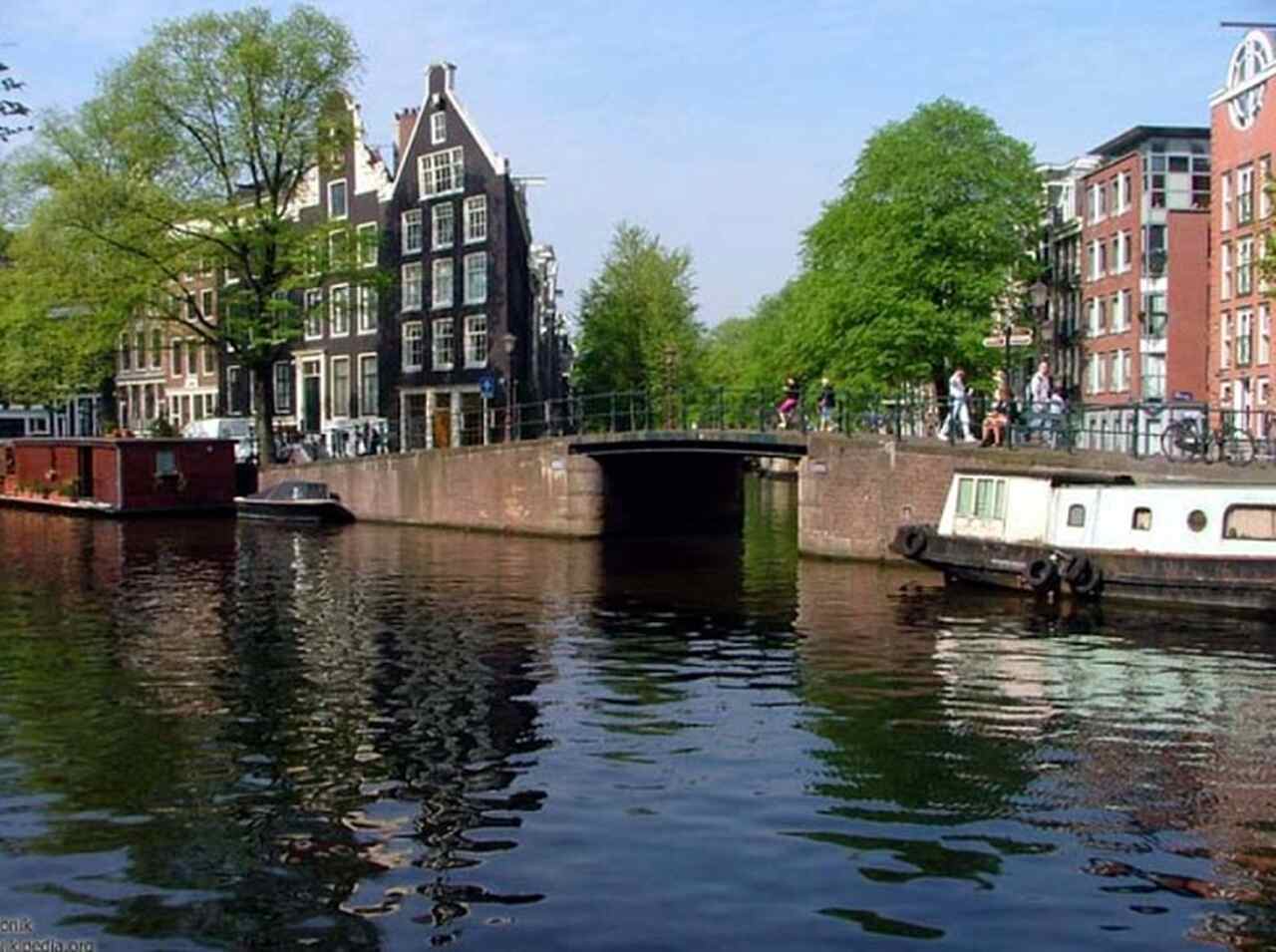 Jordaan - Descrição: Originalmente um bairro operário do século XVII, Jordaan é agora uma área chique e artística, conhecida por suas ruas estreitas, cafés charmosos, galerias e mercados de pulgas - Localização: Oeste do centro de Amsterdã - Referências Históricas: O bairro foi fundado em 1612 como parte do plano de expansão de Amsterdã-Jonik/Wikimedia Commons