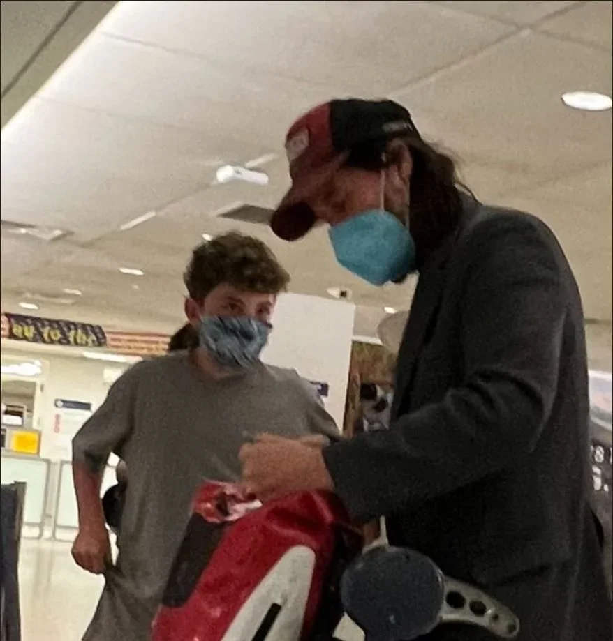 Em julho de 2022, ainda protegido com máscara contra Covid-19, Keanu Reeves deu atenção a um garoto em um aeroporto. O jovem lhe pediu autógrafo após um voo de Londres para Nova York. 