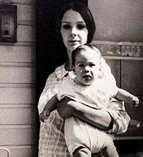 Keanu Charles Reeves nasceu em Beirute, capital do Líbano, em 02/09/1964. É filho da figurinista britânica Patricia Taylor e do geólogo Samuel Reeves Jr, americano de origem chinesa.