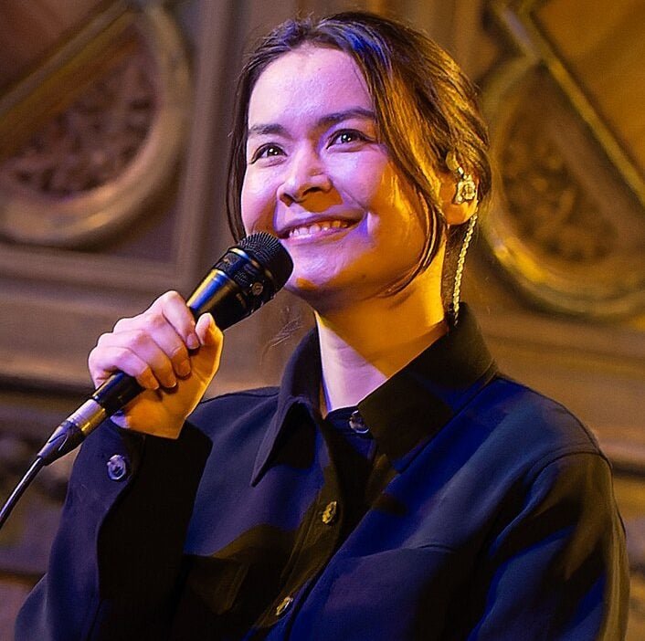 A cantora americana Mitski também acolheu Roan, dizendo que ela agora faz parte do "clube onde desconhecidos acreditam que você lhes pertence e passam a perseguir seus familiares."