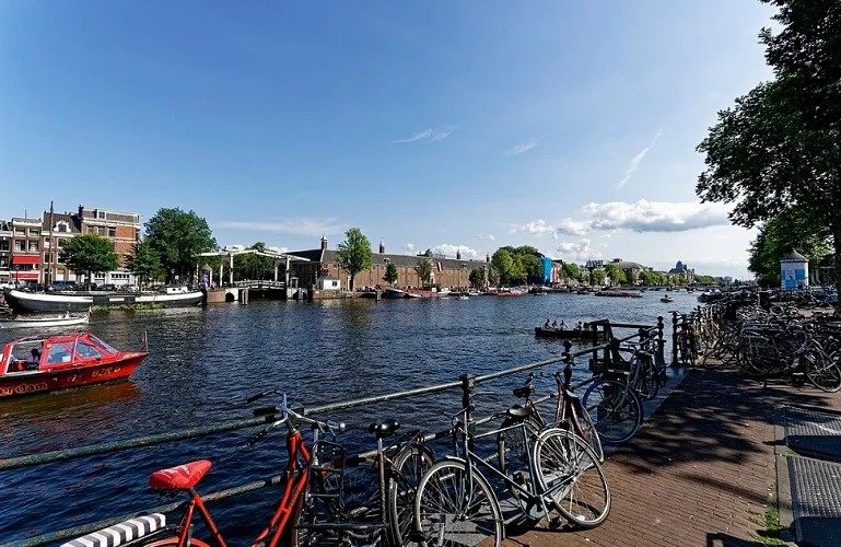 Museu Hermitage Amsterdam - Descrição: Uma filial do Museu Hermitage de São Petersburgo, inaugurada em 2009, exibe exposições temporárias de arte e história russa e europeia - Localização: Amstel 51 - Referências Históricas: O edifício onde o museu está localizado era originalmente um asilo para idosos construído em 1681-Txllxt TxllxT/Wikimedia Commons