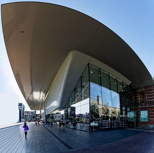 Museu Stedelijk - Descrição: Inaugurado em 1895, o Museu Stedelijk é um dos principais museus de arte moderna e contemporânea da Europa, com obras de artistas como Picasso, Mondrian e Warhol - Localização: Praça dos Museus (Museumplein) - Referências Históricas: O museu desempenhou um papel fundamental no desenvolvimento e exibição de arte moderna nos Países Baixos-Txllxt TxllxT/Wikimedia Commons