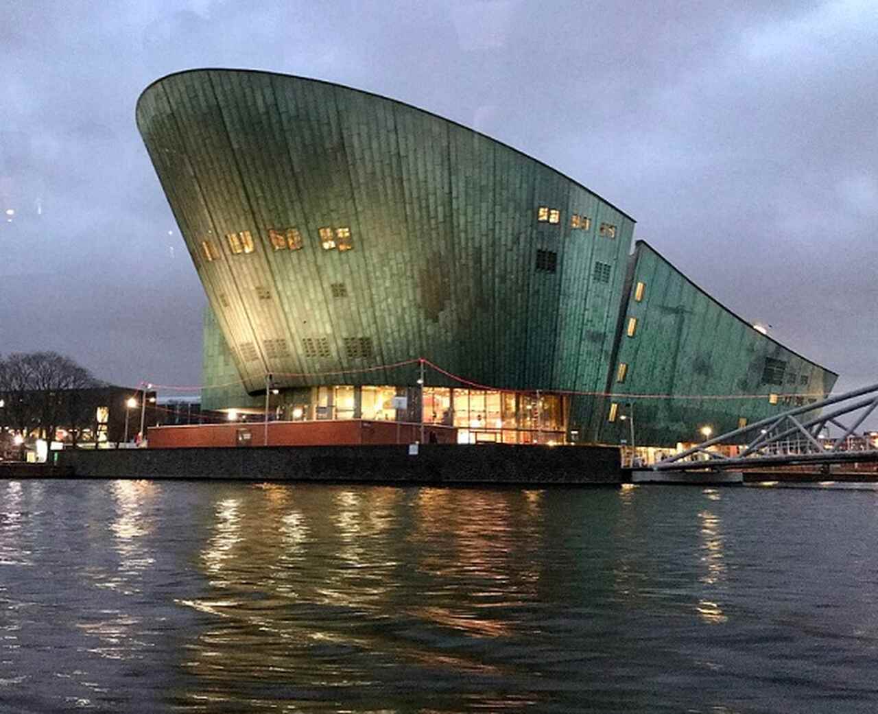 NEMO Science Museum - Descrição: Inaugurado em 1997 em um edifício projetado pelo arquiteto Renzo Piano, o NEMO é um museu interativo de ciência, popular entre famílias e crianças - Localização: Oosterdok 2 - Referências Históricas: O museu está localizado no porto de Amsterdã, uma área com rica história marítima-Ank Kumar/Wikimedia Commons