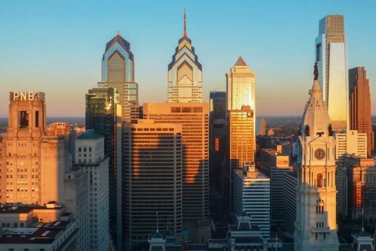 Embora sua capital seja Harrisburg, a cidade mais conhecida e populosa da Pensilvânia é a Filadélfia. 