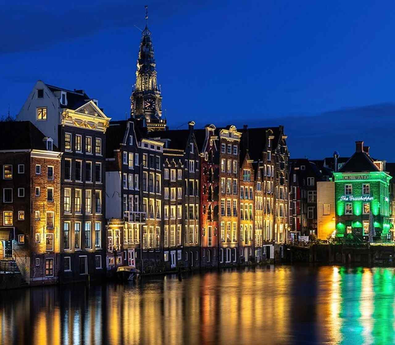 Oude Kerk - Descrição: A igreja mais antiga de Amsterdã, construída em 1306, é um marco histórico no bairro da Luz Vermelha, conhecida por seu impressionante teto de madeira e vitrais - Localização: Oudekerksplein 23 - Referências Históricas: A Oude Kerk foi central para a vida religiosa e social de Amsterdã durante séculos-Basile Morin/Wikimedia Commons