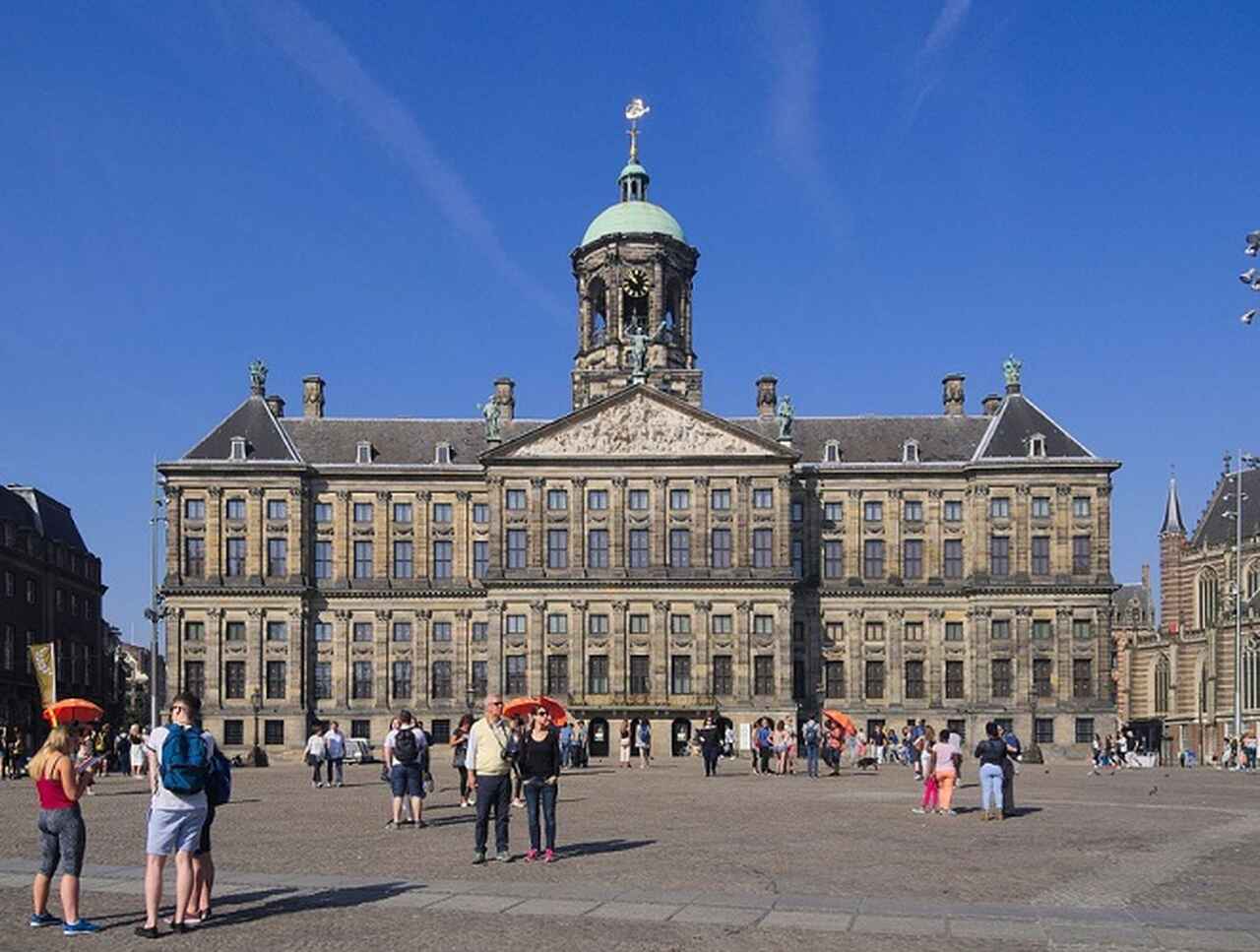 PalÃ¡cio Real (Koninklijk Paleis) - DescriÃ§Ã£o: ConstruÃ­do entre 1648 e 1665, este edifÃ­cio neoclÃ¡ssico Ã© uma antiga prefeitura transformada em residÃªncia real. Hoje, o palÃ¡cio Ã© usado para recepÃ§Ãµes reais e eventos oficiais - LocalizaÃ§Ã£o: PraÃ§a Dam (Dam Square) - ReferÃªncias HistÃ³ricas: O palÃ¡cio foi projetado por Jacob van Campen durante a Ã©poca do domÃ­nio do prefeito Cornelis de Graeff

-C messier/Wikimedia Commons