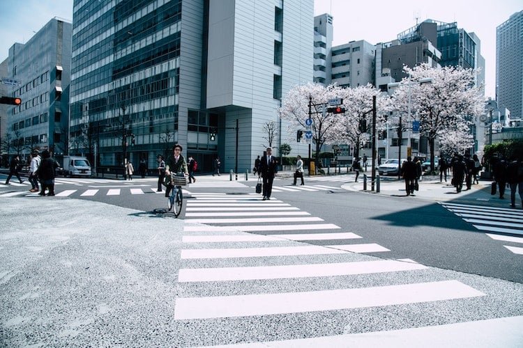 Japão: Além de serem extremamente limpos, os japoneses respeitam a imperfeição (chamada por lá de “wabi-sabi“) e consideram a consciência social como uma forma de arte.