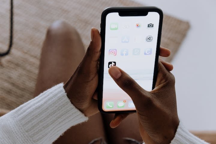 Apesar de ter menos usuários do que o Facebook e o Instagram, o TikTok está crescendo muito mais entre os jovens do que seus concorrentes. -cottonbro studio pexels