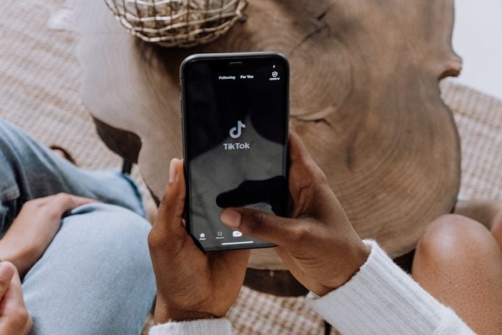 Enquanto o YouTube e o Facebook são usados por pessoas de todas as idades na internet, o TikTok é especialmente querido pelos mais jovens, com mais de 80% dos usuários entre 16 e 24 anos. -Cottonbro sSudio/Pexels