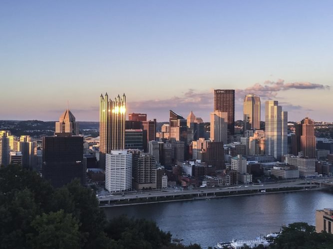 O estado desempenhou um papel fundamental na Revolução Industrial dos EUA, com cidades como Pittsburgh se destacando na produção de aço e outras indústrias. 