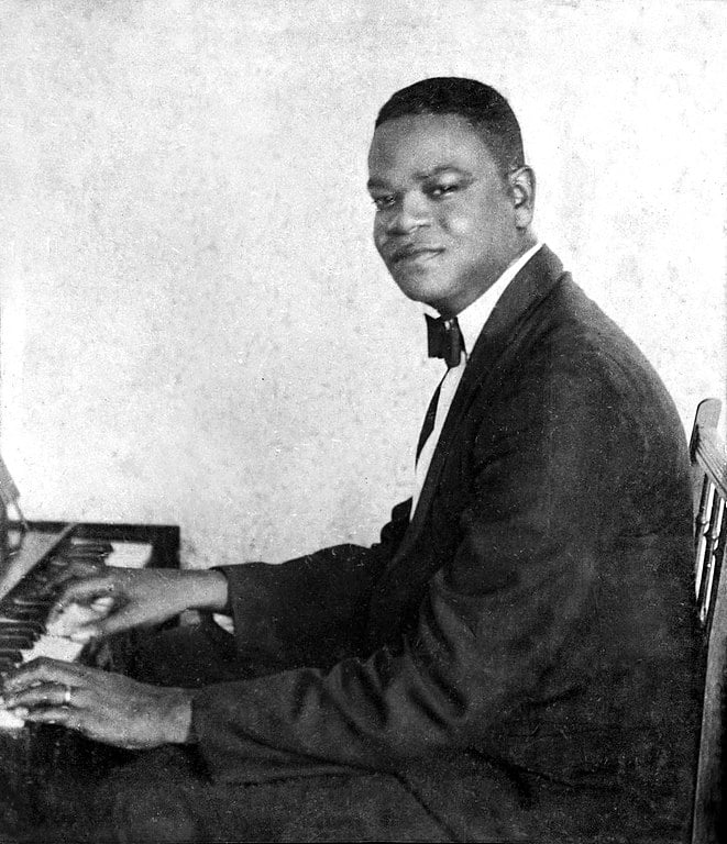Pixinguinha: Considerado um dos maiores compositores e instrumentistas da história do choro, Pixinguinha é conhecido por clássicos como "Carinhoso" e "Um a Zero".