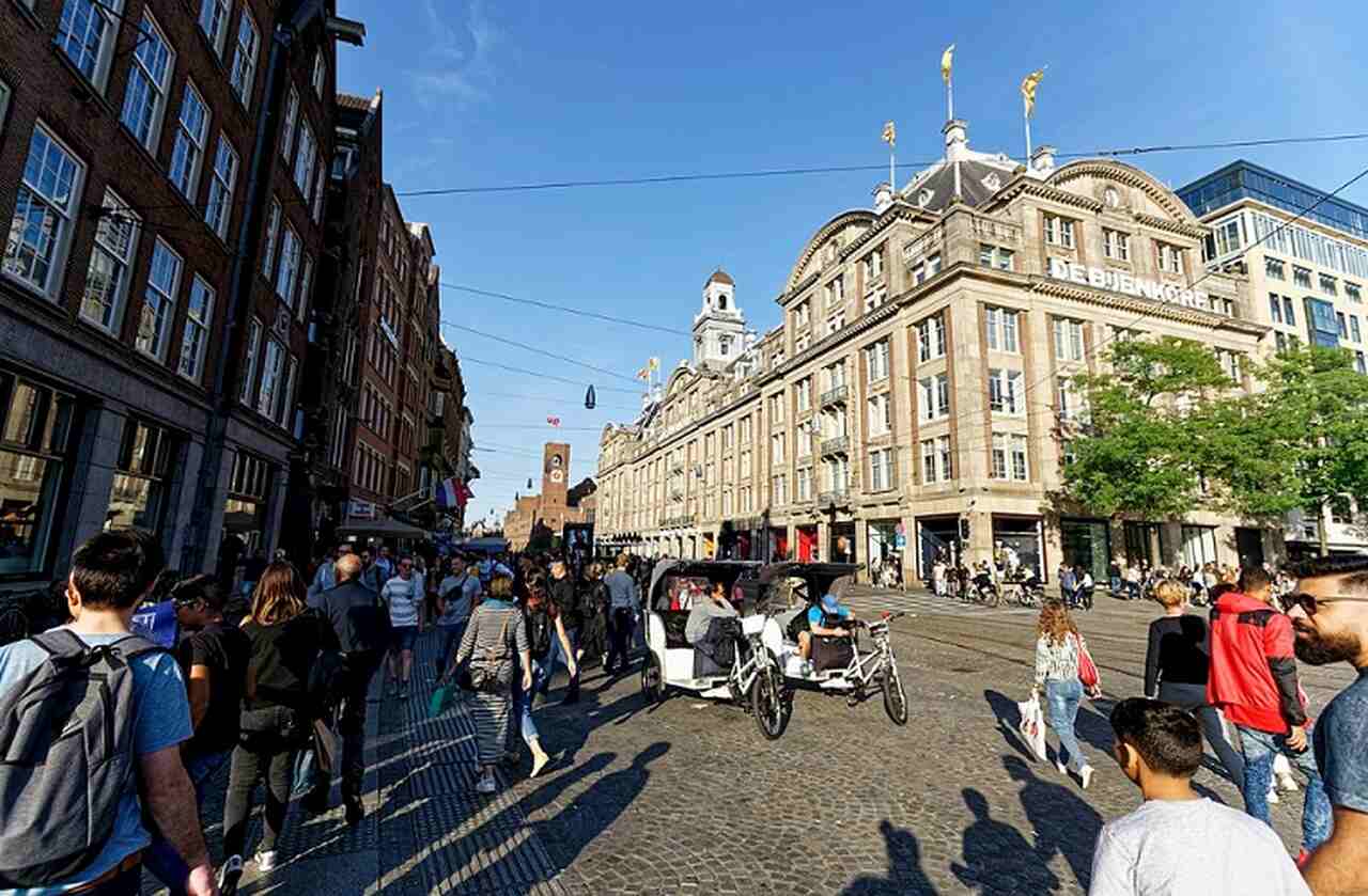 Praça Dam (Dam Square) - Descrição: Esta é a praça central de Amsterdã, estabelecida no século XIII, onde a cidade começou a se desenvolver - Abriga o Palácio Real, a Nova Igreja (Nieuwe Kerk) e o Monumento Nacional - Localização: Centro de Amsterdã - Referências Históricas: A praça foi o ponto de encontro para muitos eventos históricos, incluindo protestos e celebrações-Txllxt TxllxT/Wikimedia
