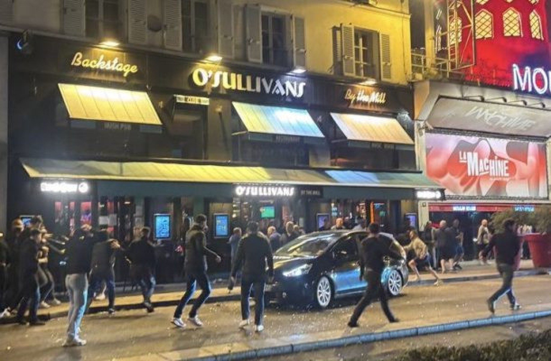 Vídeo: violência entre torcedores do PSG e Aston Villa cria alerta em autoridades