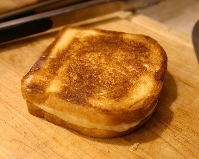 Outra bizarrice foi quando um sanduíche de queijo prensado foi arrematado na internet, em 2004, por cerca de US$ 28 mil. Tudo isso porque diziam que o alimento tinha uma imagem da Virgem Maria…