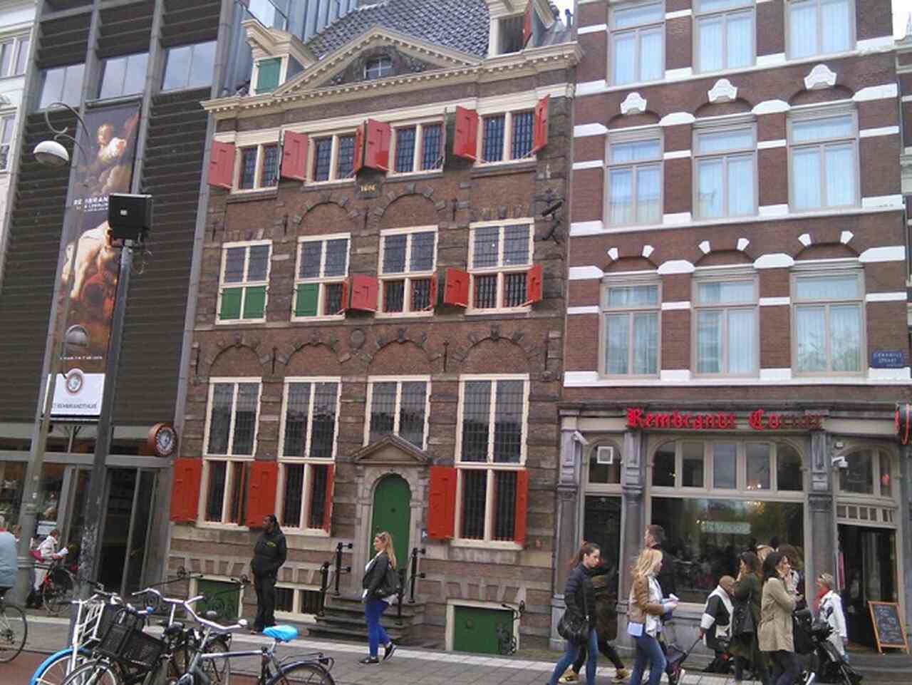 Rembrandt House Museum (Rembrandthuis) - Descrição: A antiga casa e estúdio do mestre pintor Rembrandt van Rijn, onde ele viveu de 1639 a 1656. O museu foi inaugurado em 1911 e exibe suas obras e gravuras - Localização: Jodenbreestraat 4 - Referências Históricas: Rembrandt é considerado um dos maiores pintores da história da arte europeia.-Bysmon/Wikimedia Commons